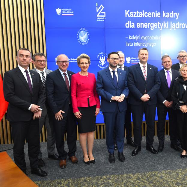 Biznes i nauka łączą siły przy budowie małego atomu