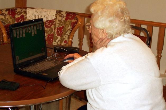 9 mln Polaków 50+ nie korzysta z internetu. Koszty wykluczenia cyfrowego to 24 mld zł